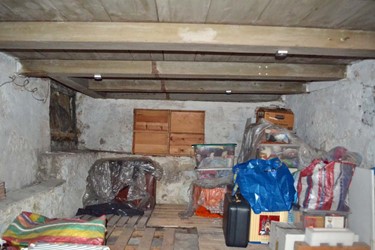 <p>De kelder met daarboven de opkamer zal tot de oorspronkelijke indeling van het hoofdhuis behoren. Het kelderdek, uitgevoerd als naaldhouten balklaag, is later waarschijnlijk vernieuwd. </p>

